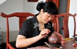 紫砂壶工艺师图片:沈锡芬 - 宜兴紫砂壶网