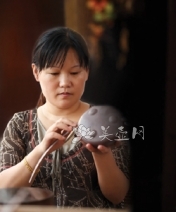 紫砂壶工艺师图片:吴勤兰 - 宜兴紫砂壶网