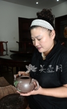 紫砂壶工艺师图片：范菊华 - 宜兴紫砂壶网