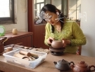 紫砂壶工艺师图片:周琴娣 - 宜兴紫砂壶网