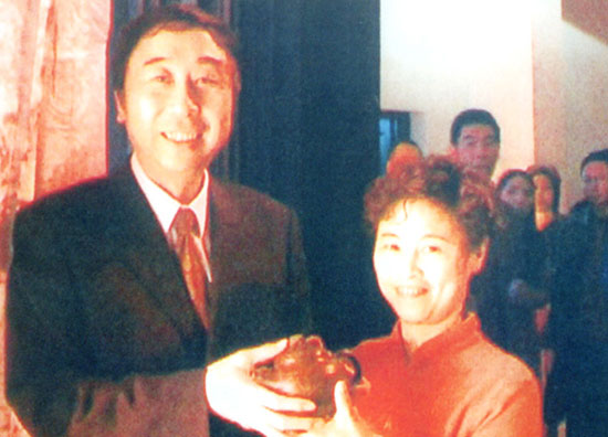 紫砂壶图片：与著名相声艺术家冯巩合影 - 宜兴紫砂壶网