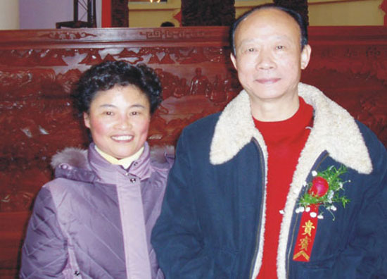 紫砂壶图片：与中国工艺美术大师吕尧臣先生合影 - 宜兴紫砂壶网
