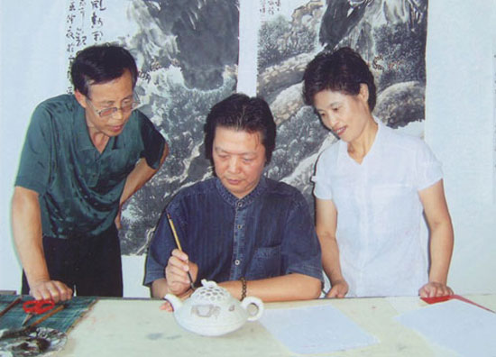 紫砂壶图片：与著名书画家合作 - 宜兴紫砂壶网