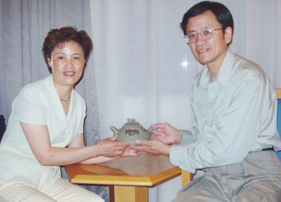 紫砂壶图片：美国著名陶艺家周光真先生收藏《雅竹野趣》壶 - 宜兴紫砂壶网