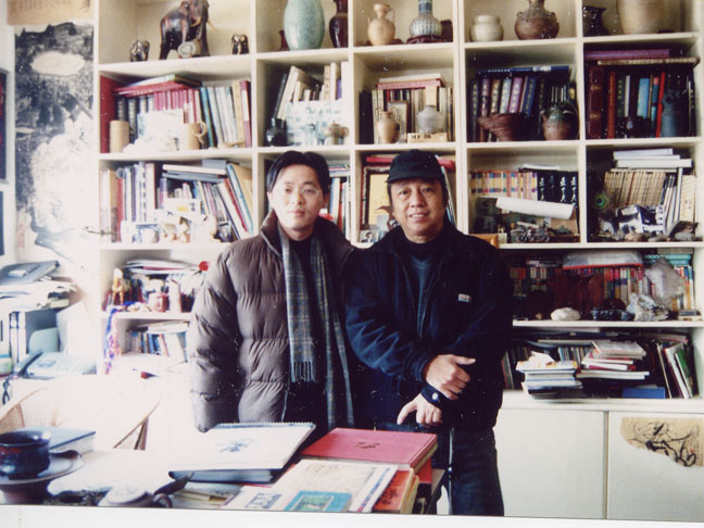 紫砂壶图片：2004年尹祥明与深圳艺术研究会会长伍时雄先生在日月陶坊 - 宜兴紫砂壶网
