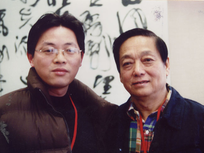 紫砂壶图片：2004年尹祥明和韩美林先生在全国陶瓷工作会议上合影 - 宜兴紫砂壶网