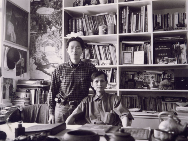 紫砂壶图片：2001年尹祥明与广州美院教授王则坚在在日月陶坊合影 - 宜兴紫砂壶网