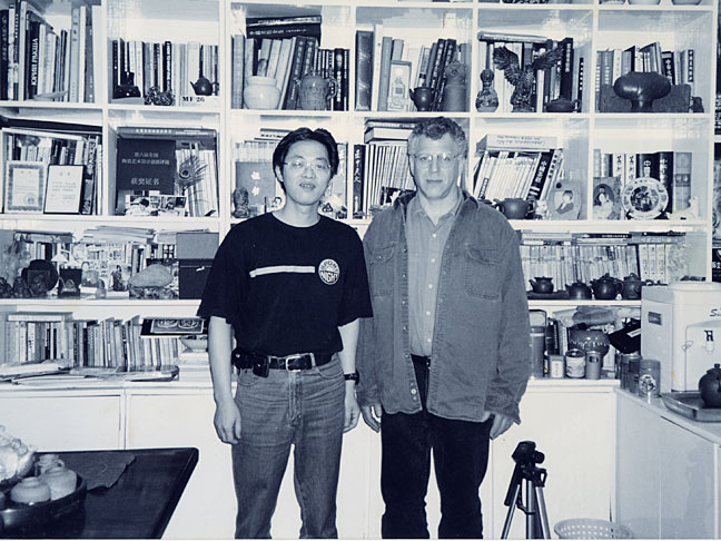 紫砂壶图片：2000年与美国著名陶艺家理查诺金先生在日月陶坊工作室合影 - 宜兴紫砂壶网