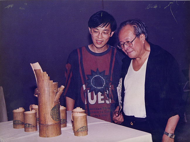 紫砂壶图片：1997年中央美院通道画廊举办个人陶艺展，钱绍武教授观看尹祥 - 宜兴紫砂壶网
