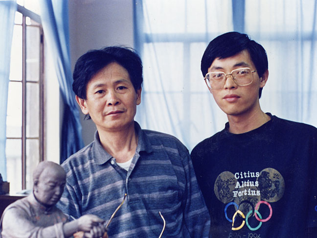 紫砂壶图片：1992年与徐秀堂先生在积缶斋雕塑工作室合影 - 宜兴紫砂壶网