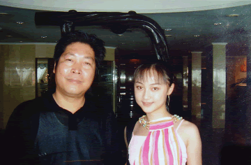 紫砂壶图片:与演员饶笛合影 - 宜兴紫砂壶网