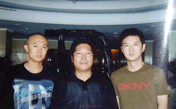 紫砂壶图片:与演员印小天等合影 - 宜兴紫砂壶网