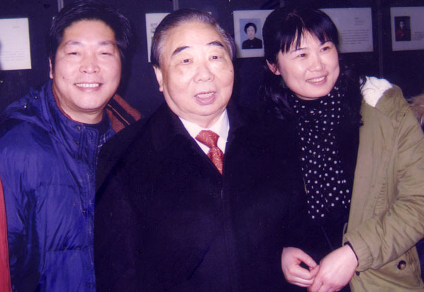 紫砂壶图片:与原江苏省省委书记陈焕友合影 - 宜兴紫砂壶网