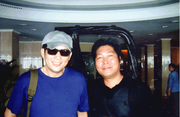 紫砂壶图片:与著名演员秦汉合影 - 宜兴紫砂壶网