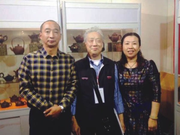 紫砂壶图片：与中国工艺美术大师李昌鸿合影 - 宜兴紫砂壶网