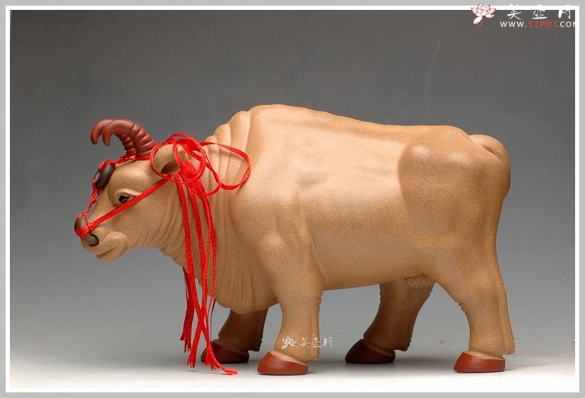 紫砂壶图片：丰收送金牛  精品雕塑长26cm - 宜兴紫砂壶网
