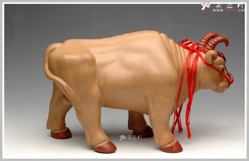 紫砂壶图片：丰收送金牛  精品雕塑长26cm - 宜兴紫砂壶网