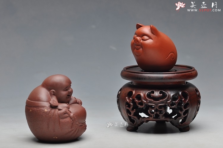 紫砂壶图片：精工如意佛和他的快乐小猪 - 宜兴紫砂壶网
