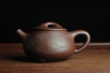 紫砂壶图片:美壶特惠 经典平盖小石瓢 满瓢(景舟石瓢)子木刻绘山水 - 宜兴紫砂壶网