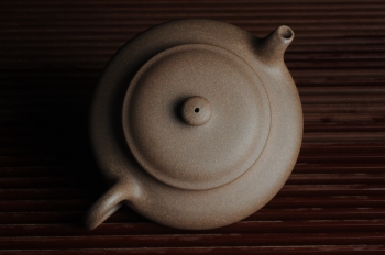 紫砂壶图片:美壶特惠 老段泥虚扁 做工精致 茶人醉爱 - 宜兴紫砂壶网
