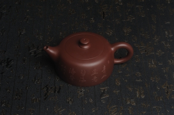 紫砂壶图片:美壶特惠精工大井栏 装饰山水 特文气 - 宜兴紫砂壶网