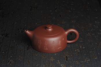 紫砂壶图片:美壶特惠精工大井栏 装饰山水 特文气 - 宜兴紫砂壶网