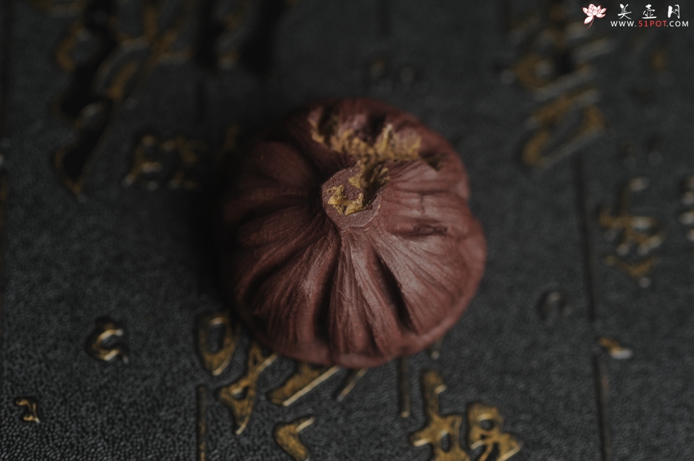 紫砂壶图片：美宠特惠 精致迷你紫泥小莲蓬茶宠摆件 莲子可动有趣 直径3.8cm高2.8cm左右 - 宜兴紫砂壶网