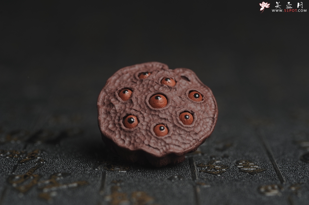紫砂壶图片：美宠特惠 精致迷你紫泥小莲蓬茶宠摆件 莲子可动有趣 直径3.8cm高2.8cm左右 - 宜兴紫砂壶网