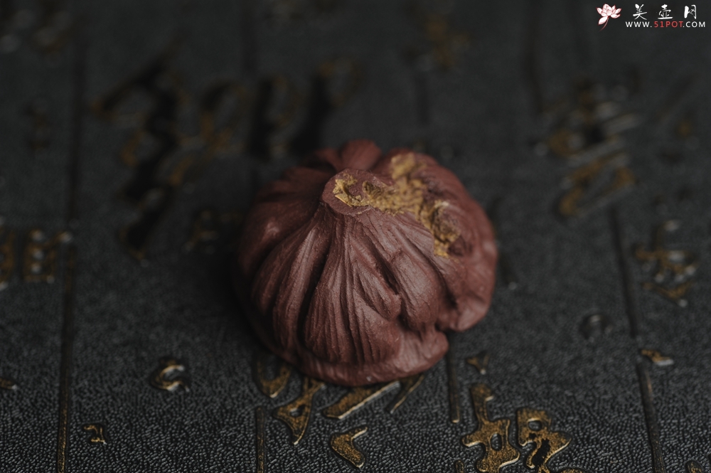 紫砂壶图片：美宠特惠 精致迷你紫泥小莲蓬茶宠摆件 莲子可动有趣 直径3.8cm高2.8cm左右 - 宜兴紫砂壶网