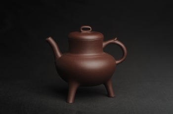 紫砂壶图片:美壶特惠 精致紫泥三足鼎壶 茶人醉爱 - 宜兴紫砂壶网