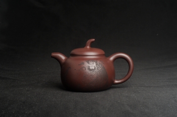紫砂壶图片:特油润底曹青 全手工一捺底景舟茄段 装饰人物特文气 - 宜兴紫砂壶网
