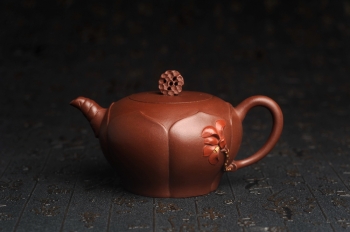 紫砂壶图片:美壶特惠 贴花活灵活现 精致荷花壶 茶人醉爱 - 宜兴紫砂壶网