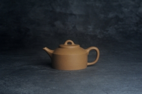 紫砂壶图片：美壶特惠 优质黄金段泥镜瓦壶 茶人醉爱 - 宜兴紫砂壶网