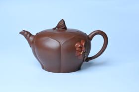 紫砂壶图片：美壶特惠 贴花活灵活现 精致荷花壶 茶人醉爱 - 宜兴紫砂壶网
