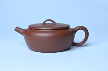 紫砂壶图片:美壶特惠 优质红降坡泥大口玉扁壶 茶人醉爱 - 宜兴紫砂壶网