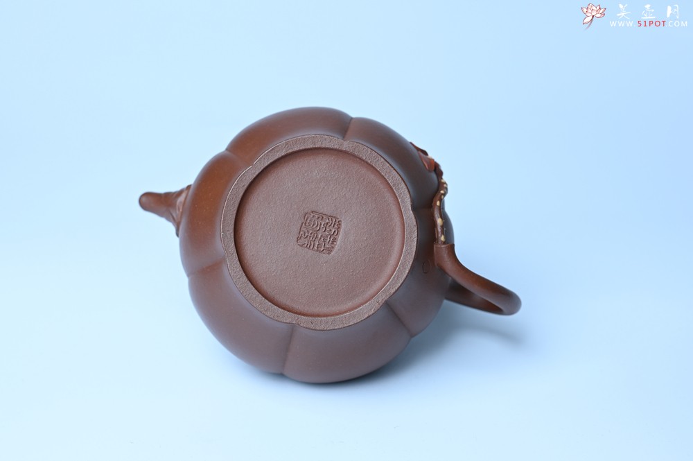 紫砂壶图片：美壶特惠 贴花活灵活现 精致荷花壶 茶人醉爱 - 宜兴紫砂壶网