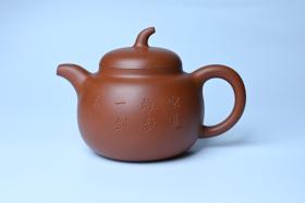 紫砂壶图片：特油润黄龙山小红泥全手工一捺底景舟茄段壶 装饰人物特文气 - 宜兴紫砂壶网