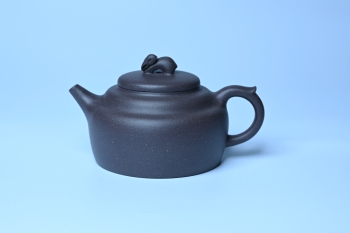紫砂壶图片：美壶特惠 精品青灰泥玉兔紫砂壶 茶人醉爱 - 宜兴紫砂壶网