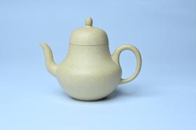 紫砂壶图片：美壶特惠 纯净本绿梨形壶 茶人醉爱 - 宜兴紫砂壶网