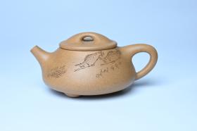 紫砂壶图片：潜力股周小培全手工老黄段泥（家藏老料 油润无比 识者自知）景舟石瓢 装饰鳜鱼图 双贵图 寓意富贵如意 - 宜兴紫砂壶网