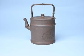 紫砂壶图片：美壶特惠 特好老段泥 精工知（知了）足（竹子）提梁 挺拔秀雅 - 宜兴紫砂壶网