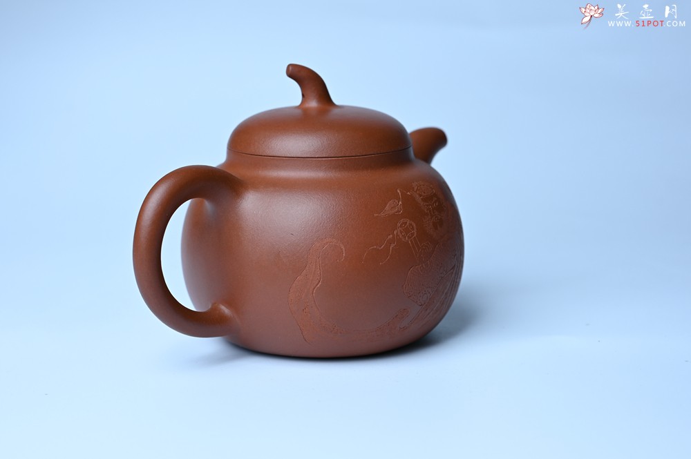 紫砂壶图片：特油润黄龙山小红泥全手工一捺底景舟茄段壶 装饰人物特文气 - 宜兴紫砂壶网