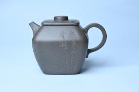 紫砂壶图片：美壶特惠 精致青灰段泥混方巨轮壶 茶壶 无事竹间坐 有情化外游 - 宜兴紫砂壶网