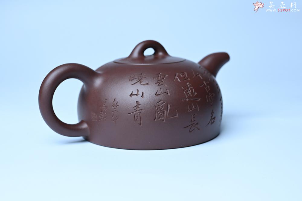 紫砂壶图片：油润底槽清 卡盖难度相当大 全手工半月紫砂壶  君臣一梦,今古空名 但远山长,云山乱,晓山青 - 宜兴紫砂壶网