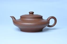 紫砂壶图片：潜力股周小培 特好文革老紫泥 全手工虚扁壶 难度大 好壶期待与您结缘 - 宜兴紫砂壶网