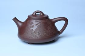 紫砂壶图片：潜力股周小培 特好全手工底槽清子冶石瓢 此是诗仙坡老作 与君同试雨前茶 - 宜兴紫砂壶网