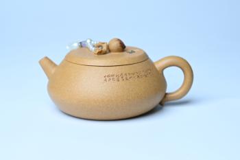 紫砂壶图片：美壶特惠 特好黄龙山段泥香桃壶 桃和叶特灵动 仿生佳作 - 宜兴紫砂壶网