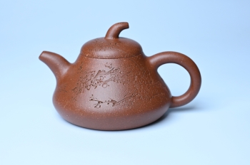 紫砂壶图片:美壶特惠 潜力股王老师 全手工拍打成型茄瓢壶 装饰梅花 特文气 - 宜兴紫砂壶网