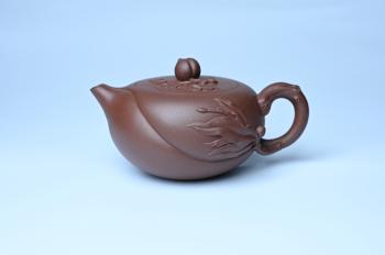 紫砂壶图片：美壶特惠 1993年国工杨军保精致特好紫泥蟠桃壶 - 宜兴紫砂壶网