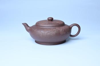 紫砂壶图片:美壶特惠 特好紫泥扁玉壶 装饰不老松 文气十足 - 宜兴紫砂壶网